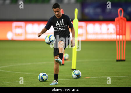 Ander Herrera und Mannschaftskameraden von Paris Saint-Germain, an einer Schulung für das bevorstehende Spiel der Internationalen Super Cup 2019 in Suzhou Stadt vorbereiten, der ostchinesischen Provinz Jiangsu, 29. Juli 2019. Stockfoto