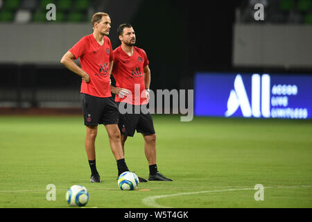 Head Coach Thomas Tuchel und Assistenten von Paris Saint-Germain, an einer Schulung für das bevorstehende Spiel der Internationalen Super Cup 2019 in Suzhou Stadt vorbereiten, der ostchinesischen Provinz Jiangsu, 29. Juli 2019. Stockfoto