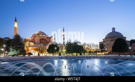 Panorama Blick auf die Hagia Sophia in der Nacht in Istanbul, Türkei. Stockfoto