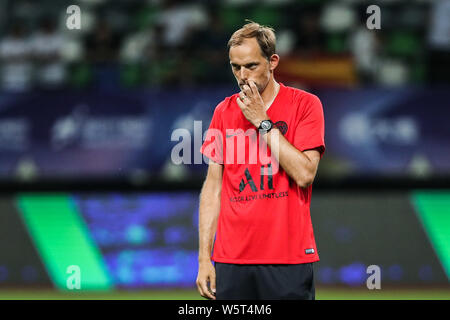 Head Coach Thomas Tuchel und Assistenten von Paris Saint-Germain, an einer Schulung für das bevorstehende Spiel der Internationalen Super Cup 2019 in Suzhou Stadt vorbereiten, der ostchinesischen Provinz Jiangsu, 29. Juli 2019. Stockfoto