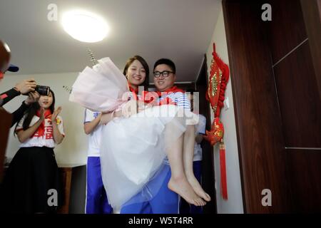 Chinesische Paar stellt während einer Hochzeit in der Stadt Suzhou, Provinz Jiangsu im Osten Chinas, 16. Juni 2019. Ein paar hatte eine altmodische Hochzeit Ich Stockfoto