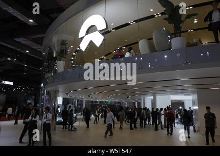 ---- Leute besuchen Sie den Stand von NIO während des 18. Shanghai Internationalen Automobil- Ausstellung, die auch als Auto Shanghai 2019, in Shan bekannt Stockfoto
