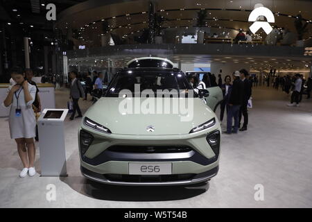 ---- Leute besuchen Sie den Stand von NIO während des 18. Shanghai Internationalen Automobil- Ausstellung, die auch als Auto Shanghai 2019, in Shan bekannt Stockfoto