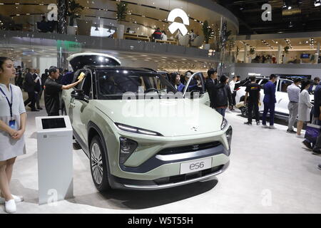 ---- Leute besuchen Sie den Stand von NIO während des 18. Shanghai Internationalen Automobil- Ausstellung, die auch als Auto Shanghai 2019, in Shan bekannt Stockfoto