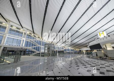 Die Pekinger Daxing International Airport ist durch Lichtprojektionen am Abend in Peking, China, beleuchtet, 27. Juni 2019. Pekinger Daxing Internationale Ai Stockfoto