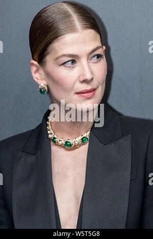 Englische Schauspielerin Rosamund Pike nimmt an der Eröffnungsfeier für Bvlgari hohe Schmuck Ausstellung während der 22 Shanghai International Film Festival (S Stockfoto