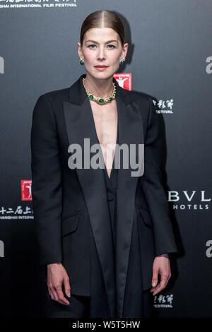 Englische Schauspielerin Rosamund Pike nimmt an der Eröffnungsfeier für Bvlgari hohe Schmuck Ausstellung während der 22 Shanghai International Film Festival (S Stockfoto