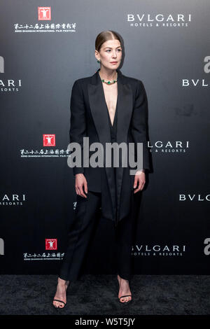 Englische Schauspielerin Rosamund Pike nimmt an der Eröffnungsfeier für Bvlgari hohe Schmuck Ausstellung während der 22 Shanghai International Film Festival (S Stockfoto