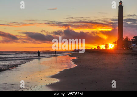 Sonnenuntergang am Strand von Maspalomas im Nationalpark und Sanddünen. Fischer und berühmten Leuchtturm im südlichen Gipfel des Gran Canaria ist Stockfoto