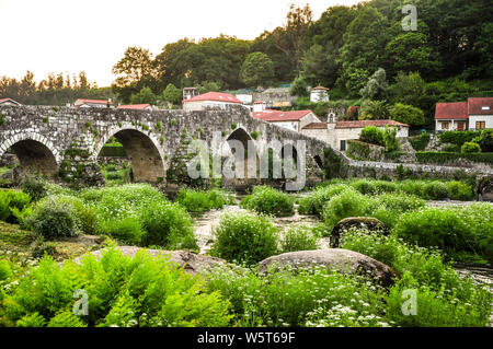 Sommer im nördlichen Teil von Spanien. Römische Brücke Ponte Maceira (A Lama) Stadt, Galizien, Spanien Stockfoto