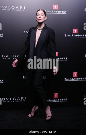 Englische Schauspielerin Rosamund Pike nimmt an der Eröffnungsfeier für Bvlgari hohe Schmuck Ausstellung während der 22 Shanghai International Film Festival (S Stockfoto