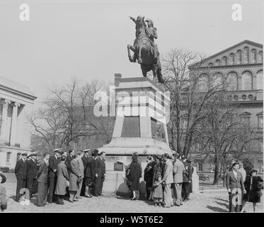 Oscar Ivanissevich, Botschafter in den Vereinigten Staaten aus Argentinien, (nahe an die Tafel), und andere Würdenträger, an einer Zeremonie an der Statue des South American Patriot San Martin in Washington D. C. Stockfoto