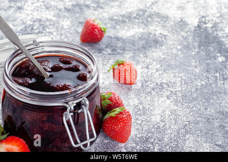 Erdbeermarmelade auf Tisch Stockfoto