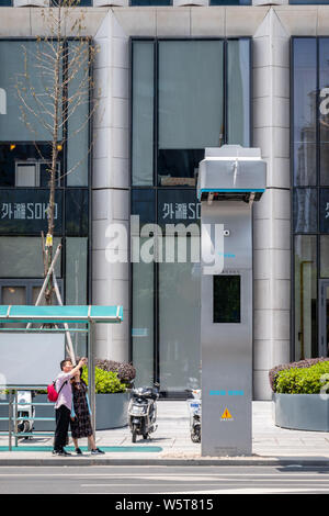 Die beiden neuen, schnellen Ladestationen für Elektrofahrzeuge sind in der Nähe des Bund in Shanghai, China, 24. Juni 2019 installiert. Zwei neue Schnellladestationen Stockfoto