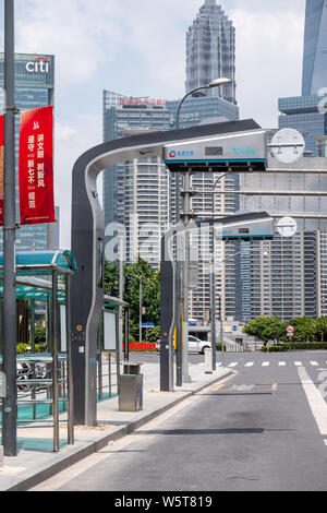 Die beiden neuen, schnellen Ladestationen für Elektrofahrzeuge sind in der Nähe des Bund in Shanghai, China, 24. Juni 2019 installiert. Zwei neue Schnellladestationen Stockfoto