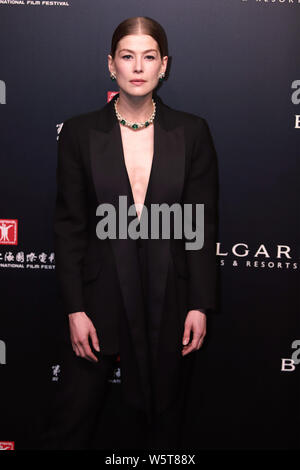 Englische Schauspielerin Rosamund Pike nimmt an der Eröffnungsfeier für Bvlgari hohe Schmuck Ausstellung während der 22 Shanghai International Film Festival (S Stockfoto