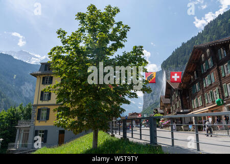 Lauterbrunnen, Schweiz - 21. Juli 2019: Main Street und die Town Hall. Stockfoto