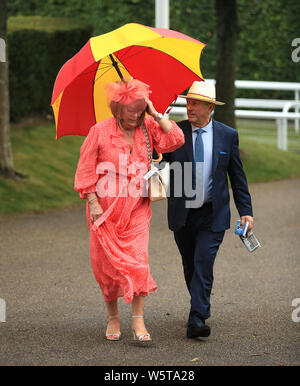 Racegoers kommen während des Tages eine der Qatar Goodwood Festival in Goodwood Rennstrecke, Chichester. Stockfoto