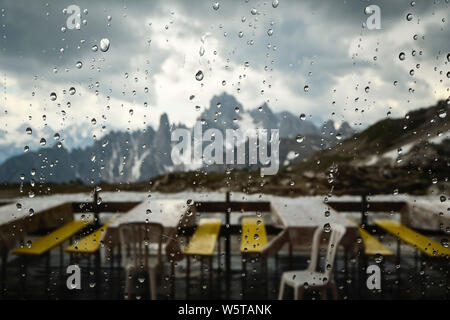 Regen fällt in der Tür des Rifugio di Lavaredo (Dolomiten - Italien). Stockfoto
