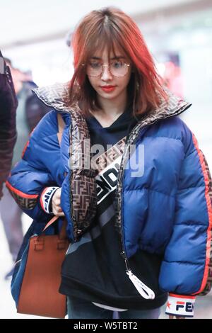 Taiwanesische Sängerin Jolin Tsai wird dargestellt, an der Beijing Capital International Flughafen in Peking, China, 24. Dezember 2018. Stockfoto