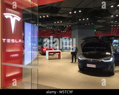 ---- Blick auf ein Tesla store in Wuhan City, der Provinz Hubei in Zentralchina, 27. Oktober 2018. Ruhende Aktivität auf der Website der Tesla Gigafactory Stockfoto