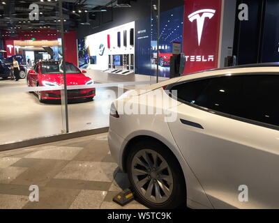 - - Datei - Innenansicht eines Händlers Store von elektrischen Automobilhersteller Tesla in Wuhan City, der Provinz Hubei in Zentralchina, 27. Oktober 2018. Elektrische carm Stockfoto