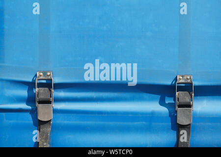 Blaue lkw-plane mit Ratschen/Schellen zur Befestigung von LKW-Planen Stockfoto