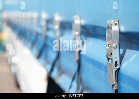 Blaue lkw-plane mit Ratschen/Schellen zur Befestigung von LKW-Planen Stockfoto