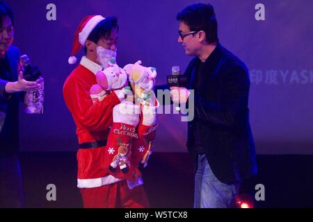 Indischen Schauspieler Aamir Khan, rechts, und Santa Claus - gekleidete chinesische Schauspieler Wang Baoqiang besuchen eine Premiere für den Film "Schläger von Hindostan' in Peking, C Stockfoto