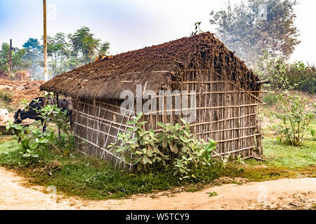 Umweltfreundliche Tribal Hütte mit Strohdach, aus biologisch abbaubarem Bambus Stroh und Reisig. Tribal areas Haus sind temporär und Temperatur Stockfoto