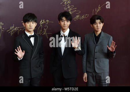 (Von links) Jackson Yee oder Yi Yangqianxi, Karry Wang oder Wang Junkai und Roy Wang oder Wang Yuan chinesischer Junge Gruppe TFBoys darstellen, da sie auf der Anfahrt Stockfoto