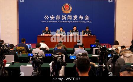 Die Pressekonferenz nach 132 Beauty Salon Betrugsfälle, die Zucker als Hauptbestandteil zu machen Medikamente gegen Krebs gefangen ist in Peking, China statt. Stockfoto