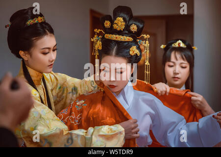 Chinesische Frau Wang Cong gekleidet in traditionellen chinesischen Han Hochzeit Kostüme besucht Ihr grand chinesische Hochzeitszeremonie in Haining City, East China Z Stockfoto