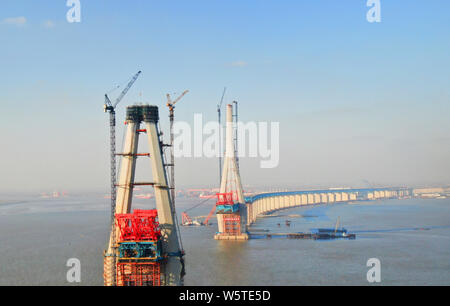 Ein Luftbild der Baustelle des Nr. 29 Main Pier der längste Kabel der Welt Schrägseilbrücke, die Hutong (Shanghai-Nantong) Yangtze River Stockfoto