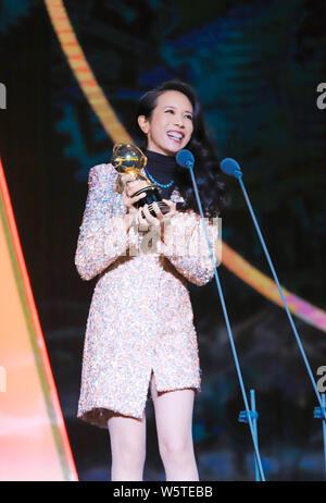 Hong Kong Sängerin und Schauspielerin Karen Mok wirft mit der Trophäe für den 'Most Beliebte Sängerin (Hongkong/Taiwan)' Award am 12. migu Musik Awar Stockfoto