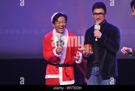 Indischen Schauspieler Aamir Khan, rechts, und Santa Claus - gekleidete chinesische Schauspieler Wang Baoqiang besuchen eine Premiere für den Film "Schläger von Hindostan' in Peking, C Stockfoto