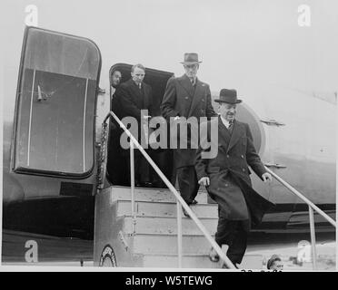 Foto von der britische Premierminister Clement Attlee Aussteigen aus seinem Flugzeug nach seiner Ankunft an National Airport in Washington. Stockfoto