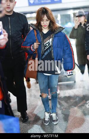 Taiwanesische Sängerin Jolin Tsai wird dargestellt, an der Beijing Capital International Flughafen in Peking, China, 24. Dezember 2018. Stockfoto