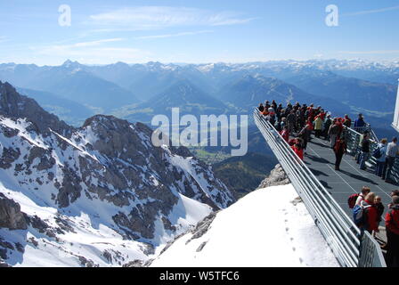 Die Menschen genießen die Perspektive auf eine Aussichtsplattform in der Nähe von Ramsau am Dachstein in Österreich. Klare Sicht auf einem sonnigen Herbsttag in den Bergen. Stockfoto