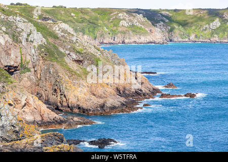 Der Blick NE von den Klippen am Pointe de la Moye, Le Gouffre, Les Villets auf der schönen, rauen Südküste von Guernsey, Kanalinseln, Großbritannien Stockfoto