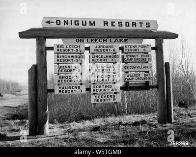 Foto von Kooperativen Wegweiser; Umfang und Inhalt: Original Bildunterschrift: Kooperative Wegweiser an der Kreuzung der Straße mit onigum Highway #34. Walker Ranger District. Diese Art von Zeichen ist so konzipiert, dass die gängige Praxis der Rechnung zu ersetzen - Boarding der Autobahn. Der Standard ist gebaut und durch den Wald Serv gepflegt. Stockfoto