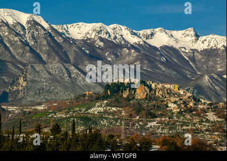 Winterlandschaft mit den schneebedeckten Gipfeln der alten mittelalterlichen Stadt Castel San Vincenzo. Castel San Vincenzo, Provinz Isernia, Molise, Italien, Stockfoto