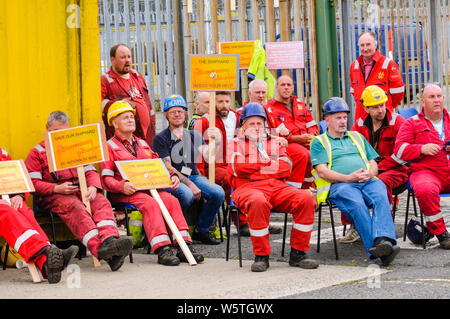 Belfast, Nordirland, Großbritannien. 30. Juli, 2019. Arbeiter von Harland und Wolff Werft bilden ein Streikposten vor den Toren nach Nachrichten, die das Unternehmen aufgrund von Cash-flow-Probleme schließen kann. Das Personal fordern den Hof in öffentlichen Besitz gebracht zu werden. Credit: Stephen Barnes/Alamy leben Nachrichten Stockfoto