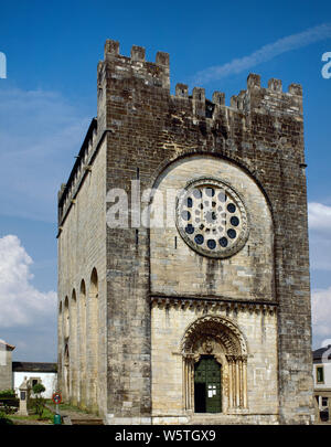 Spanien, Galicien, Provinz Lugo, Portomarin. Church-Fortress des Heiligen Nikolaus (alte Kirche des Heiligen Johannes), 12. und 13. Jahrhundert. Es gehörte zu den Auftrag des Heiligen Johannes von Jerusalem. Stockfoto