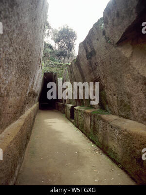 Höhle der Sibylle (Antro della Sibilla). Jahrhundert v. Chr. des 13. Jahrhunderts. Home Der alte Prophetin, die Cumaean Sibyl. Eingang. Cumae. La Campania. Italien. Stockfoto