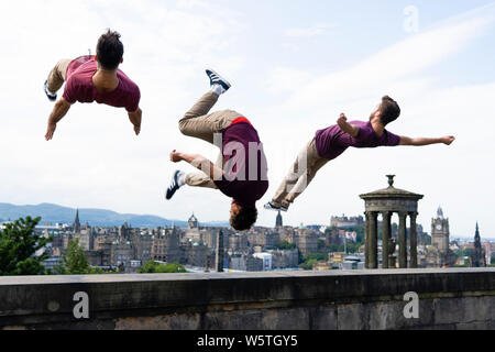 Edinburgh, Schottland, Großbritannien. 30. Juli 2019. Künstler aus der kaum Methodische Truppe auf dem Calton Hill, Edinburgh vor ihrem Debüt zeigen Bromance, die während der während des Edinburgh Festivals in diesem Jahr durchgeführt wird. L bis R Louis Geschenk, Beren D'Amico, Charlie Wheeler Credit: Iain Masterton/Alamy leben Nachrichten Stockfoto