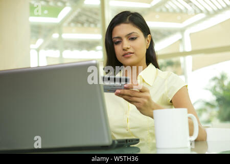 Geschäftsfrau, Online shopping Stockfoto