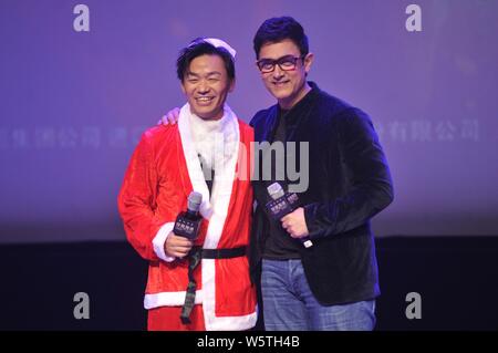 Indischen Schauspieler Aamir Khan, rechts, und Santa Claus - gekleidete chinesische Schauspieler Wang Baoqiang besuchen eine Premiere für den Film "Schläger von Hindostan' in Peking, C Stockfoto