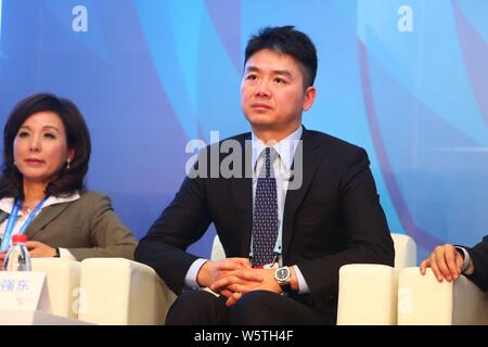 ------ Richard Liu Qiangdong, Vorsitzender und CEO von JD.com, besucht eine Forum während des Zweiten Welt Internet Konferenz, auch als Wuzhen Gipfel bekannt, in W Stockfoto