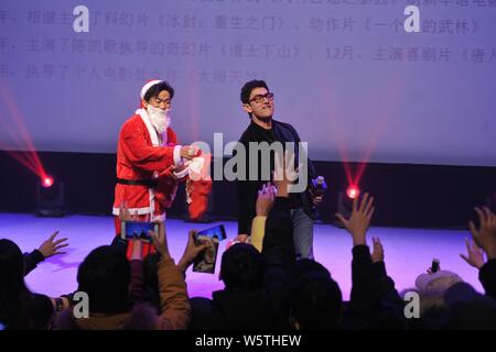 Indischen Schauspieler Aamir Khan, rechts, und Santa Claus - gekleidete chinesische Schauspieler Wang Baoqiang besuchen eine Premiere für den Film "Schläger von Hindostan' in Peking, C Stockfoto